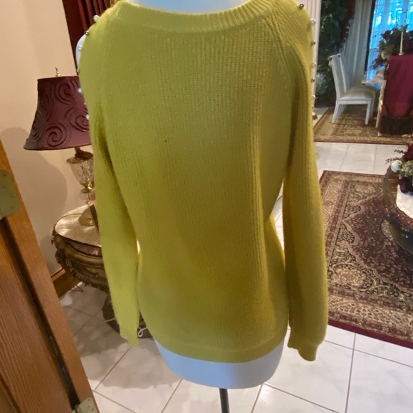 Yellow gold sweater with cold shoulders and peat & silver beading on the sleeves - Picture 8 of 8